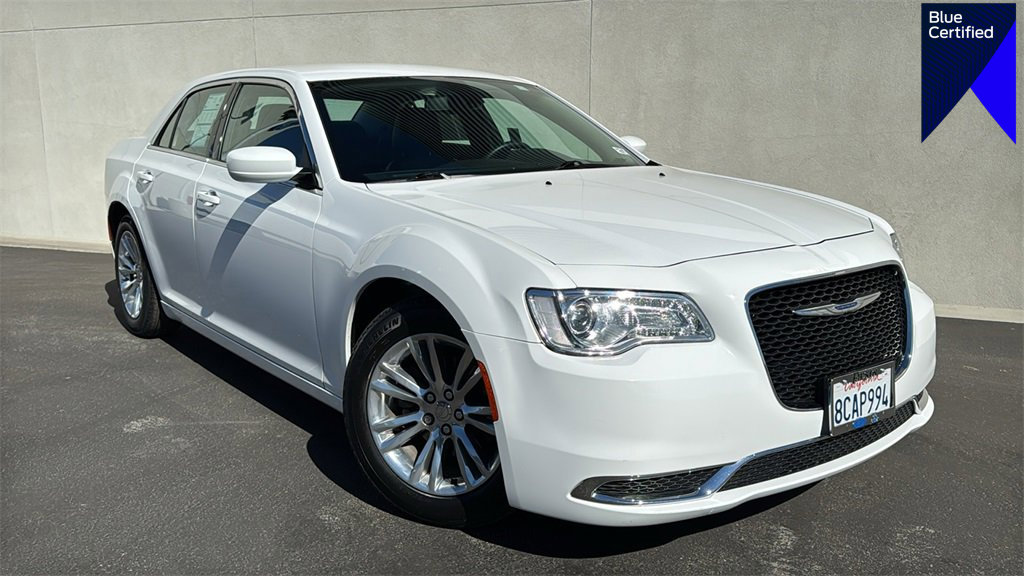 Used 2018 Chrysler 300 Touring L image 1