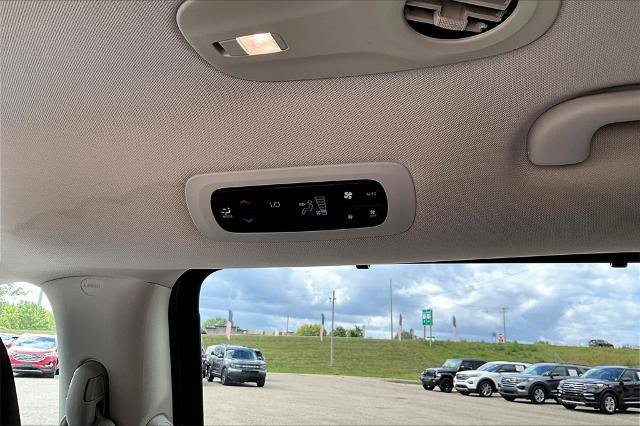 Used 2021 Chrysler Pacifica Touring image 32