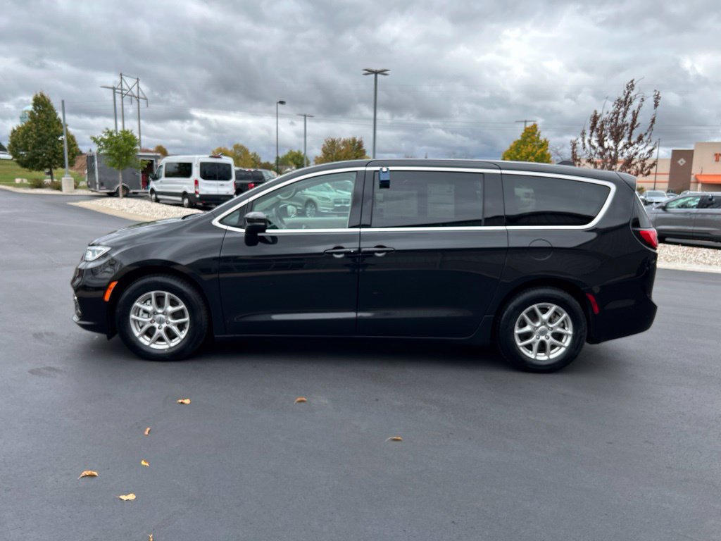 Used 2023 Chrysler Pacifica Touring-L FWD image 9