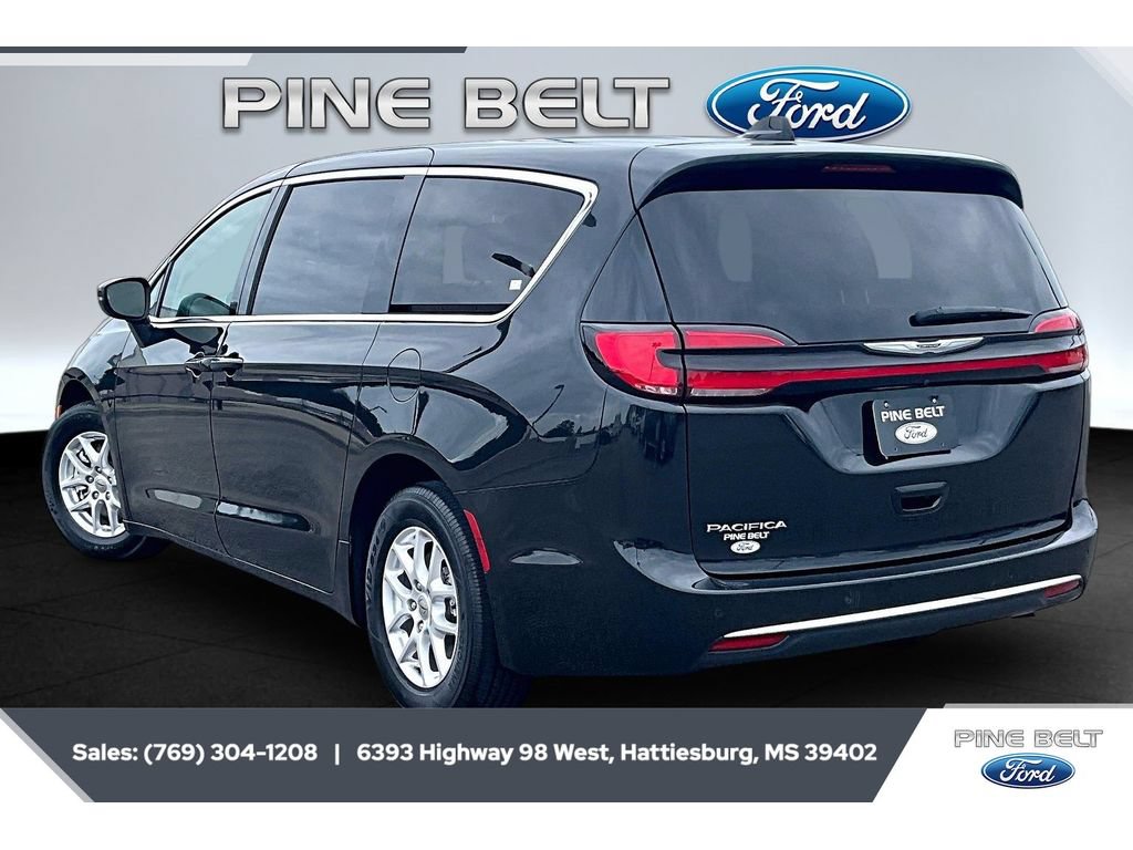 Used 2023 Chrysler Pacifica Touring-L FWD image 2