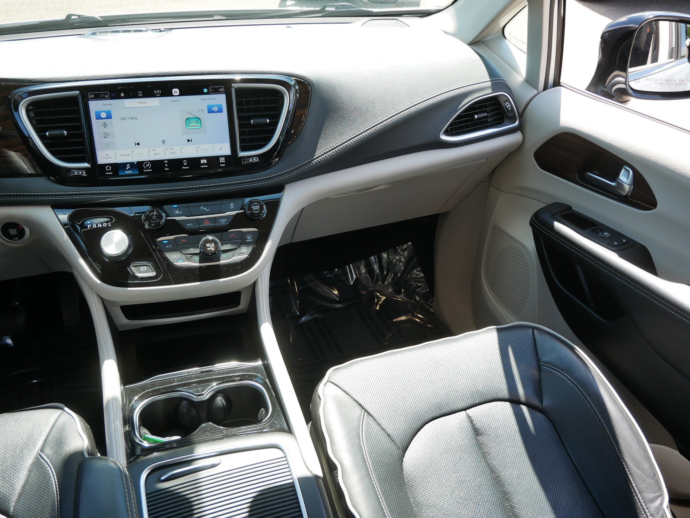 Used 2023 Chrysler Pacifica Limited FWD image 11