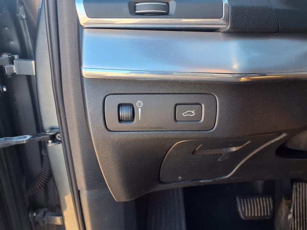 Used 2018 Volvo XC90 T6 Momentum w/ Convenience Package image 16