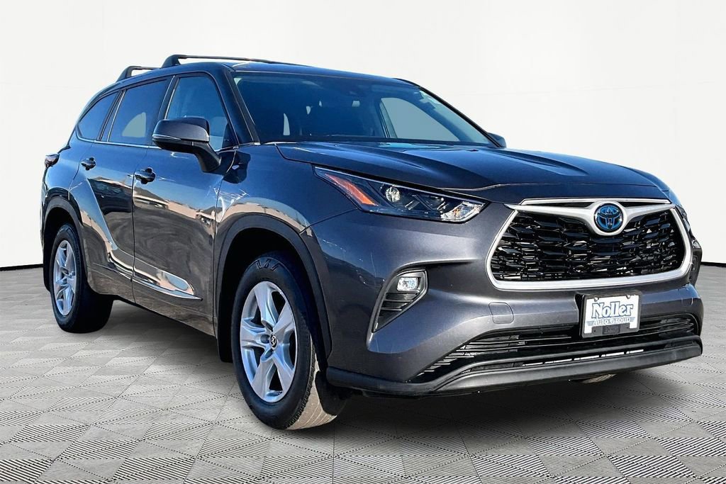Used 2024 Toyota Highlander LE FWD image 5