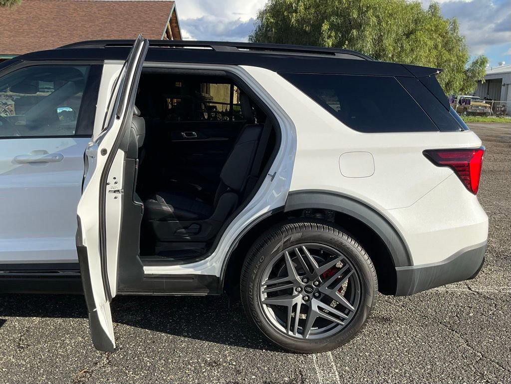 Certified 2025 Ford Explorer ST-Line w/ Premium Package image 23