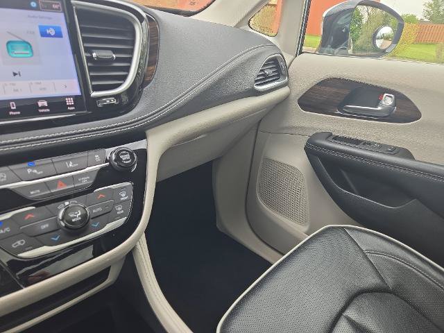 Used 2023 Chrysler Pacifica Limited AWD/4WD image 24