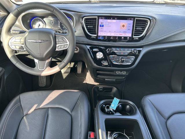 Used 2025 Chrysler Pacifica Select FWD image 13