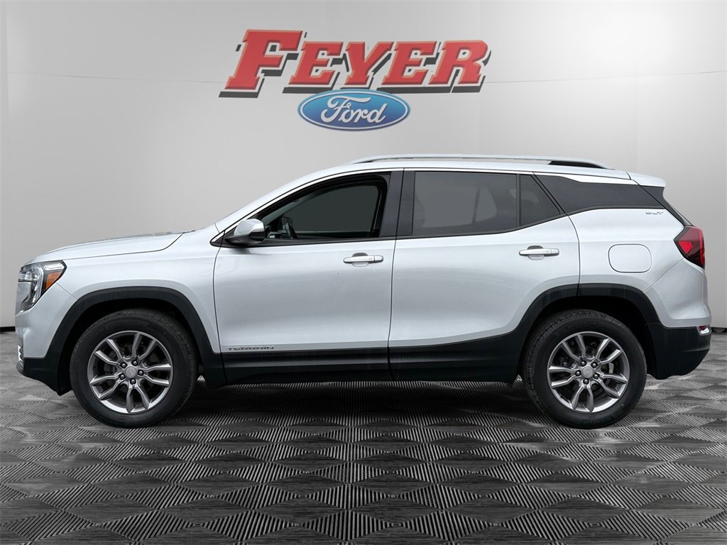 Used 2022 GMC Terrain SLT image 2