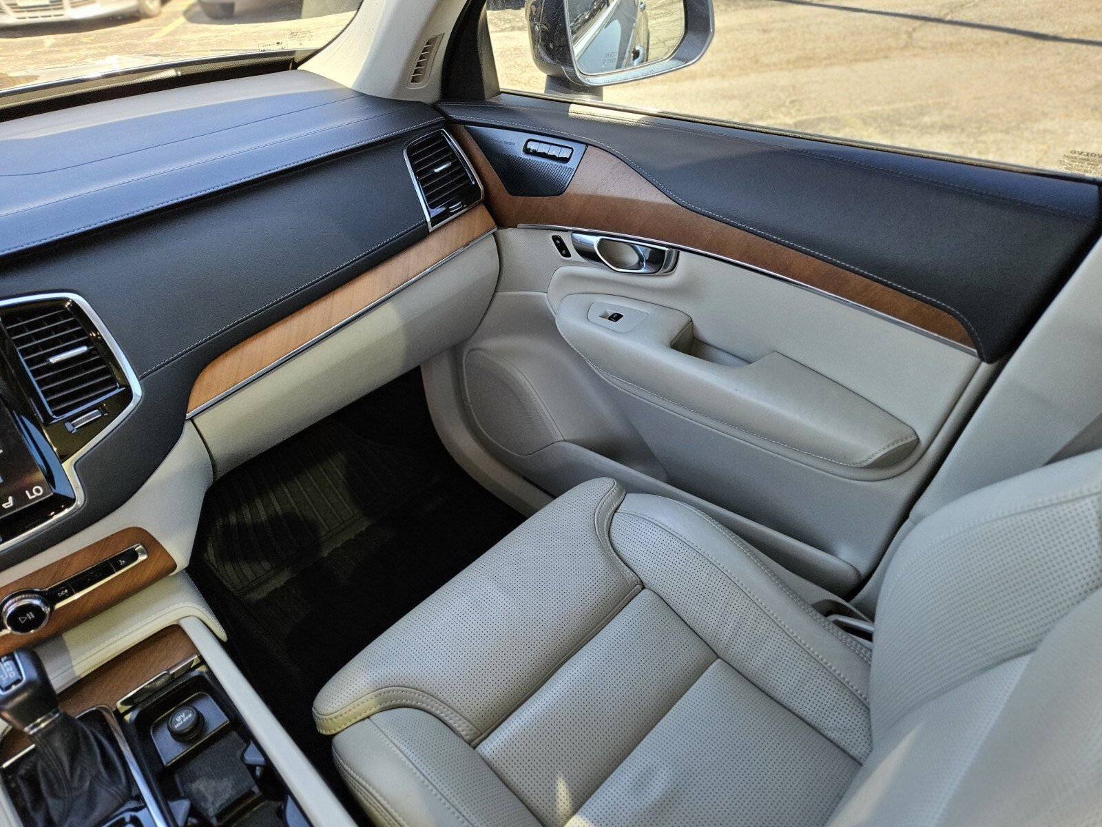 Used 2020 Volvo XC90 T6 Inscription w/ Protection Package Premier image 16