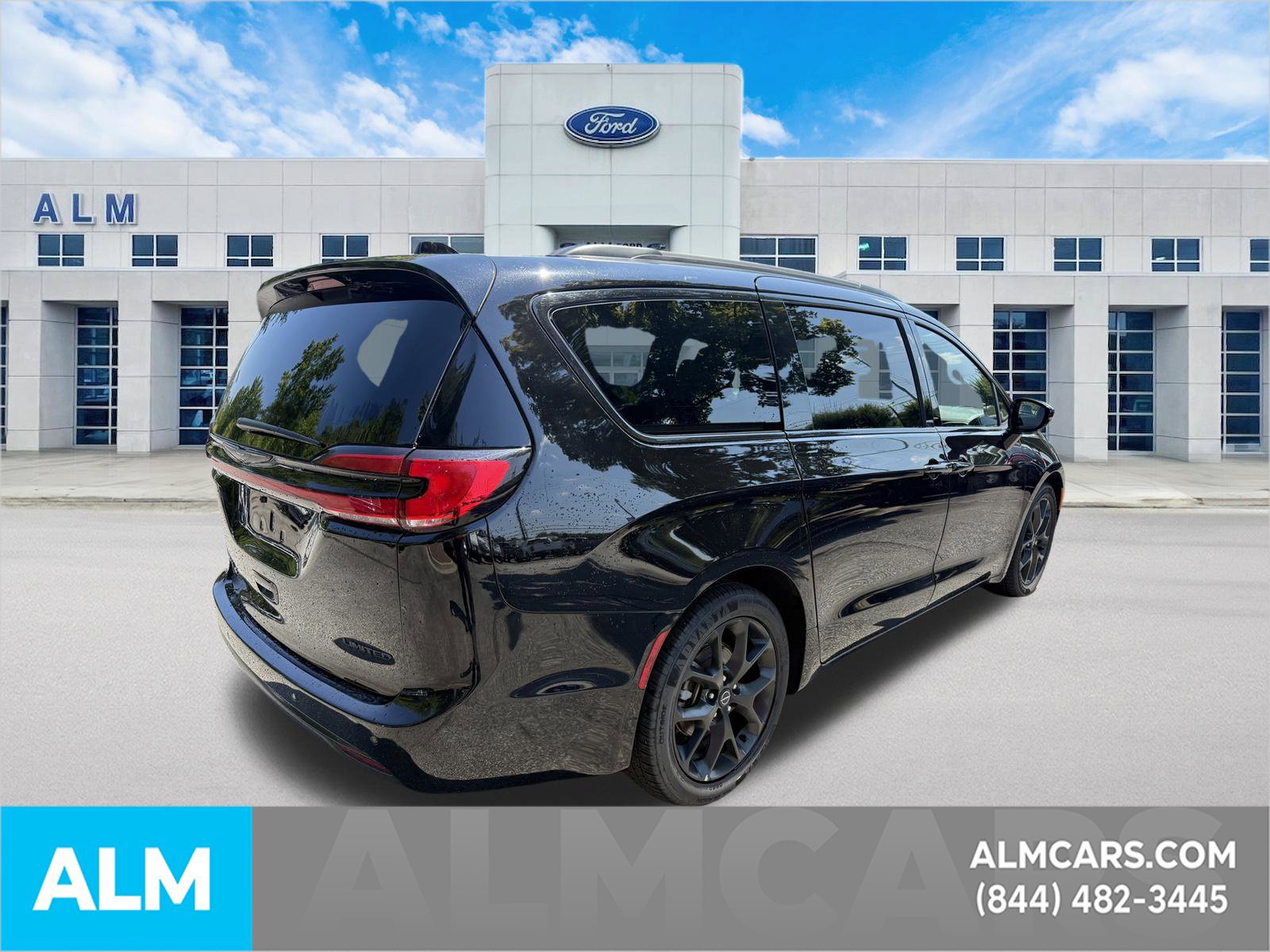 Used 2025 Chrysler Pacifica Limited FWD image 5