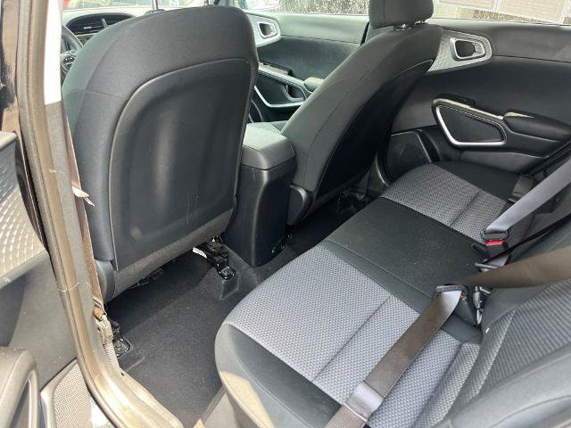 Used 2025 Kia Soul LX w/ LX Technology Package FWD image 16