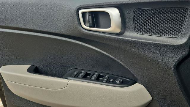 Used 2025 Hyundai Venue SEL FWD image 24