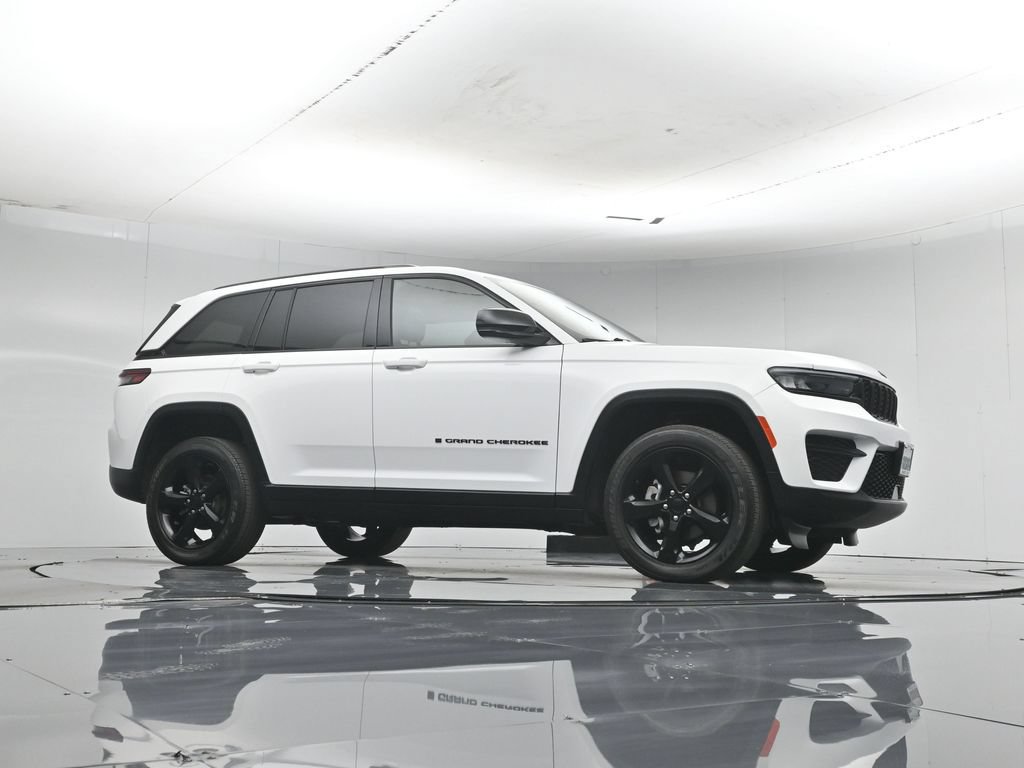 Used 2023 Jeep Grand Cherokee Altitude AWD/4WD image 51