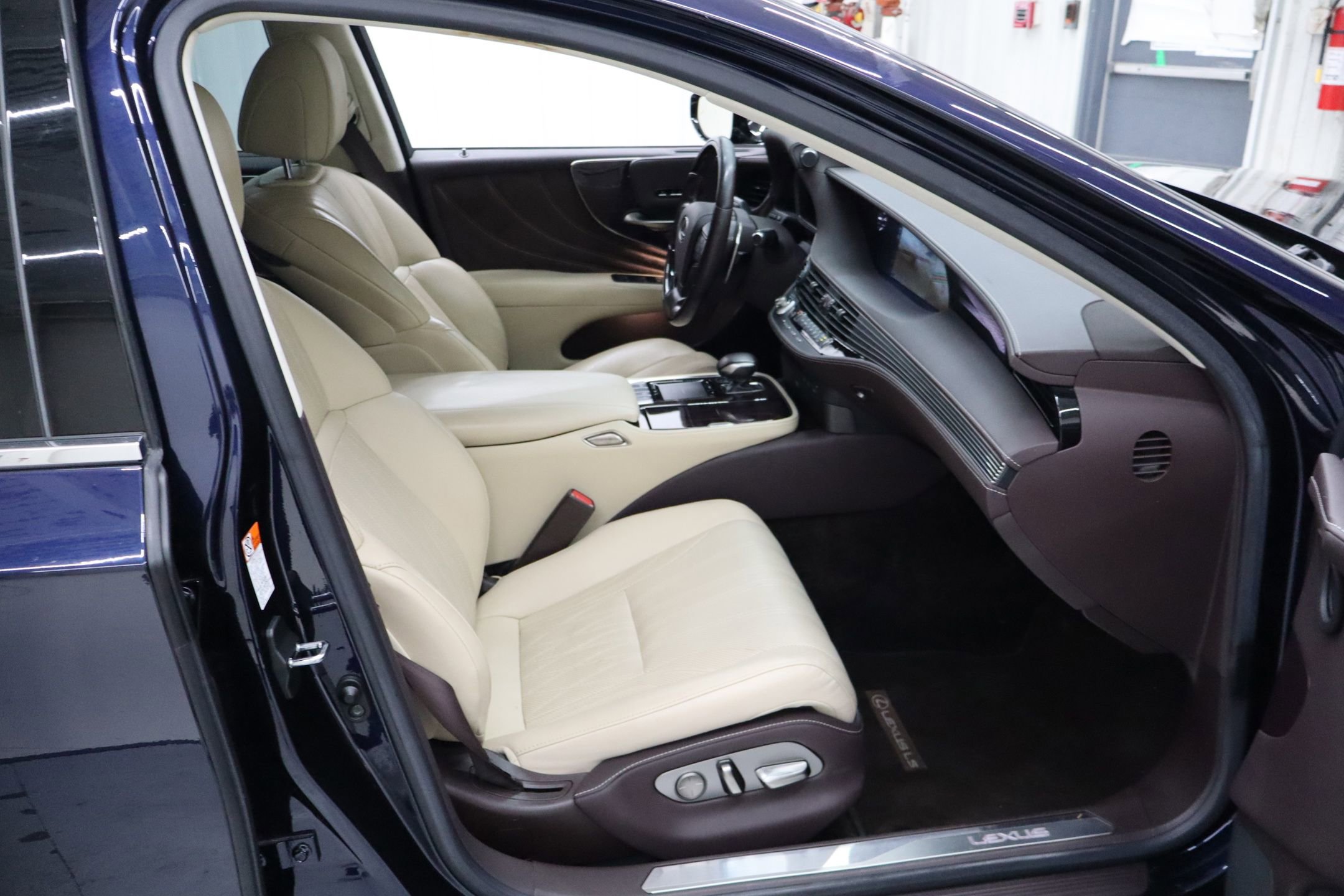 Used 2020 Lexus LS 500 w/ Interior Upgrade Package RWD image 35