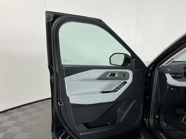 Certified 2025 Ford Explorer Platinum w/ Ultimate Package AWD/4WD image 14