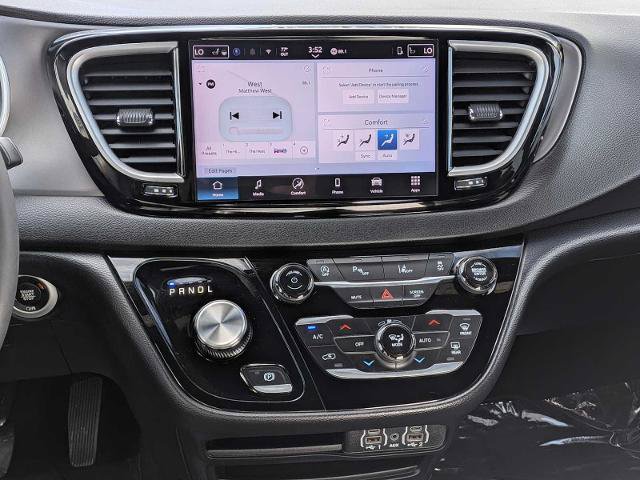 Used 2025 Chrysler Pacifica Select FWD image 22