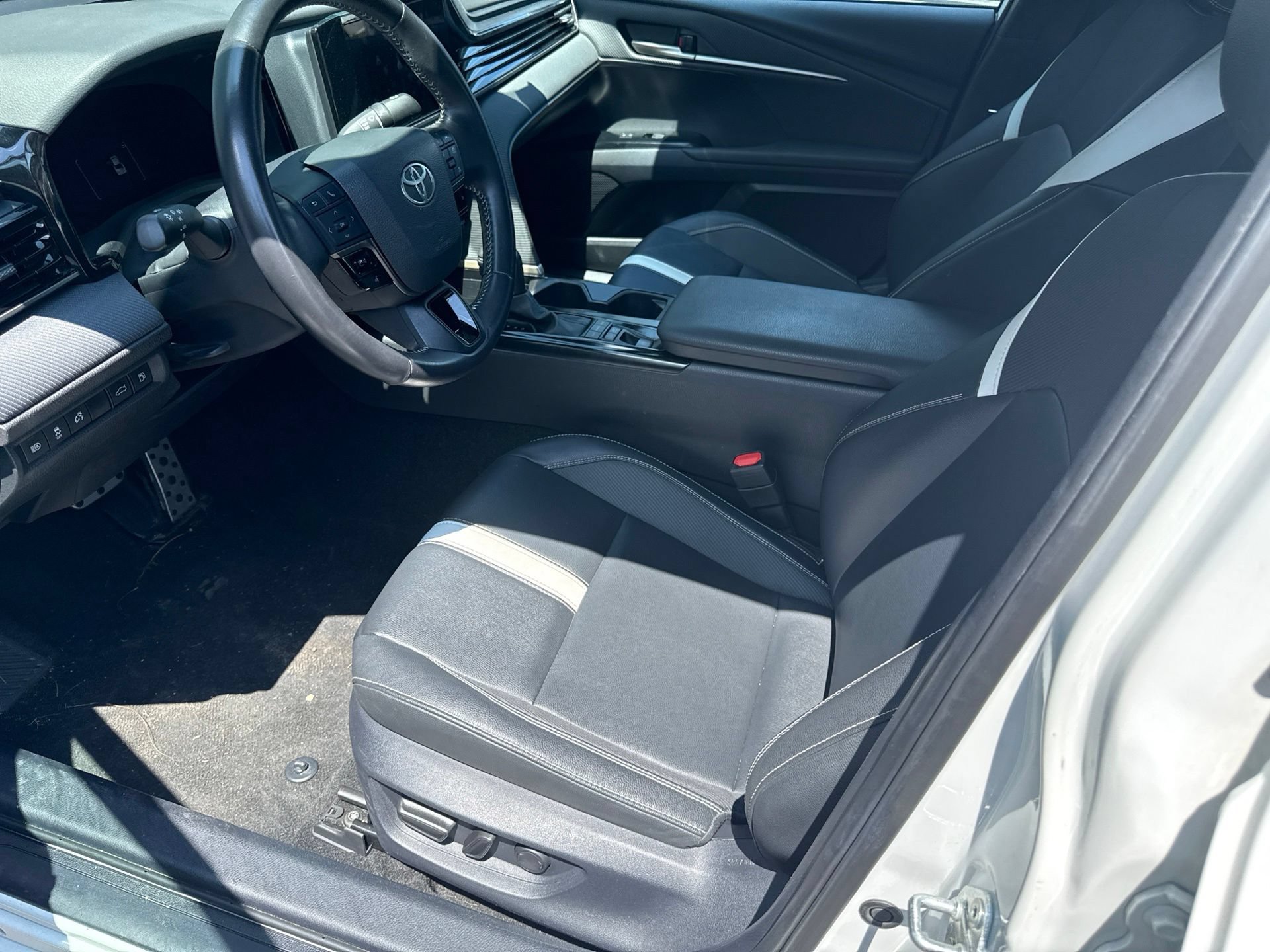 Used 2025 Toyota Camry SE FWD image 13