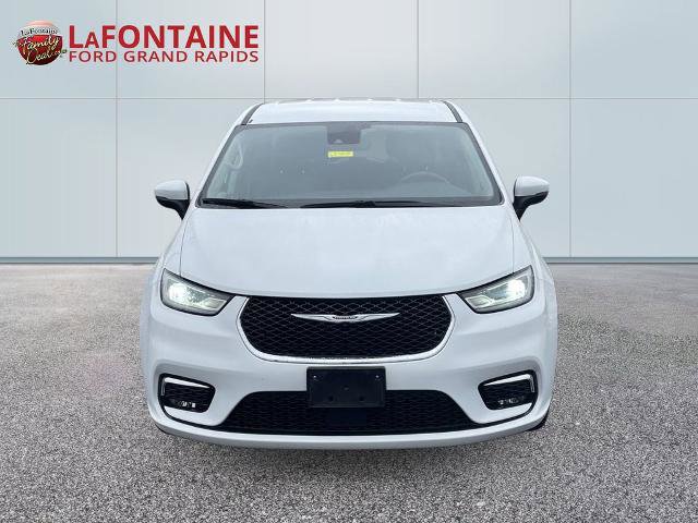 Used 2023 Chrysler Pacifica Touring-L FWD image 2