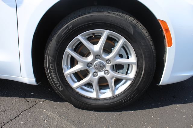 Used 2024 Chrysler Pacifica Touring-L FWD image 21