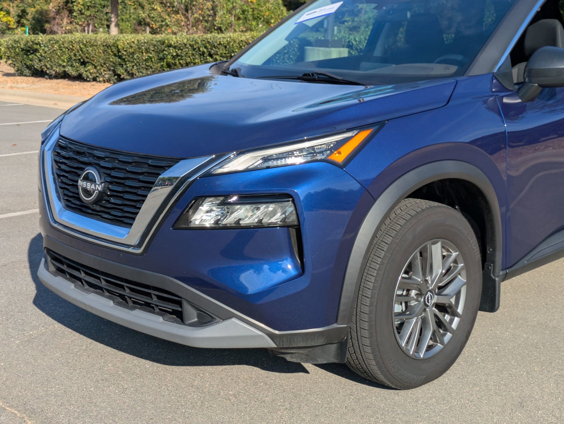 Used 2023 Nissan Rogue S image 2