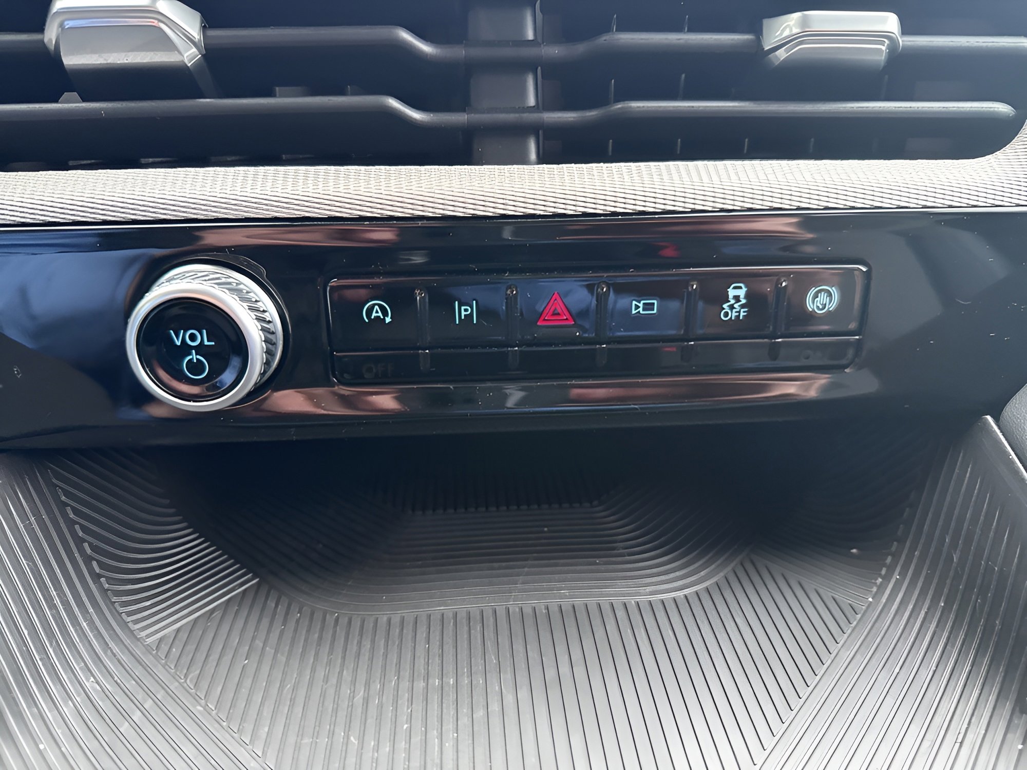 Certified 2025 Ford Explorer Active w/ Active Comfort Package image 46