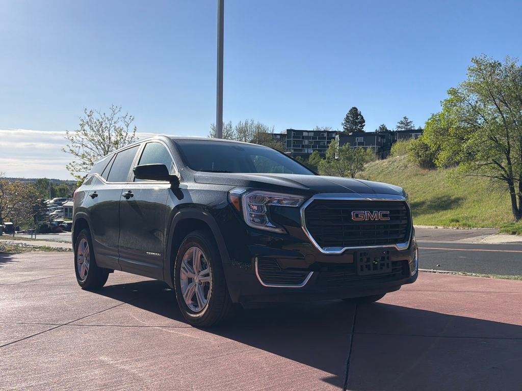 Used 2024 GMC Terrain SLE image 1