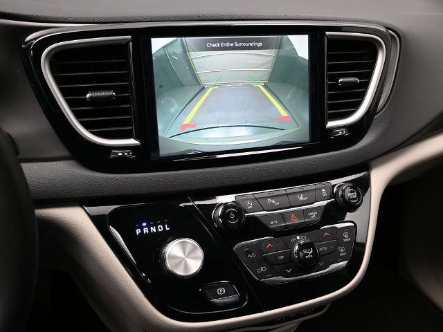 Used 2023 Chrysler Pacifica Touring-L image 36