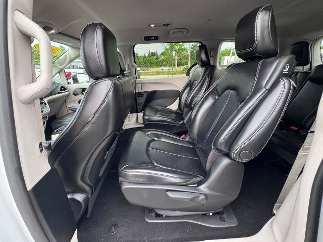 Used 2023 Chrysler Pacifica Touring-L FWD image 13