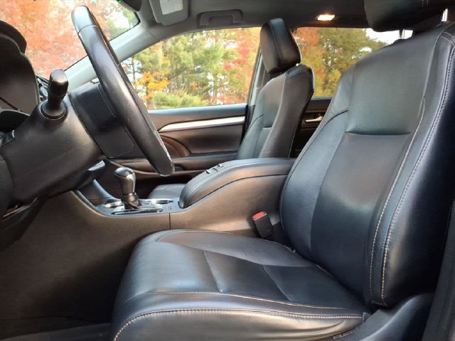 Used 2019 Toyota Highlander XLE w/ Carpet Mat Package (TMS) AWD/4WD image 15