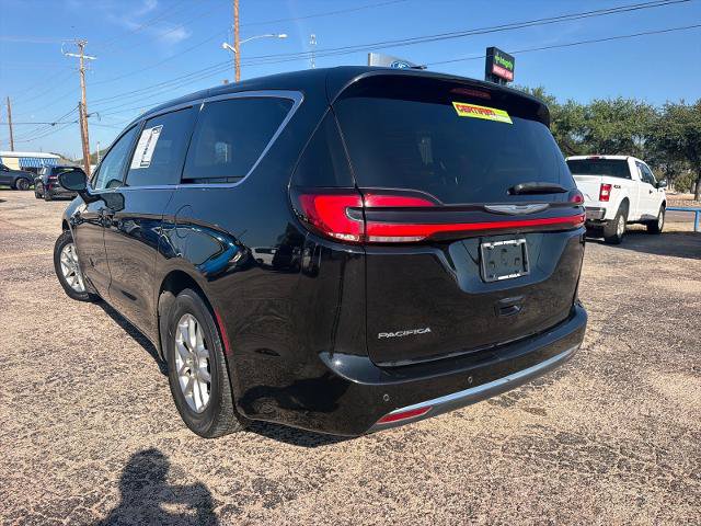 Used 2024 Chrysler Pacifica Touring-L FWD image 5