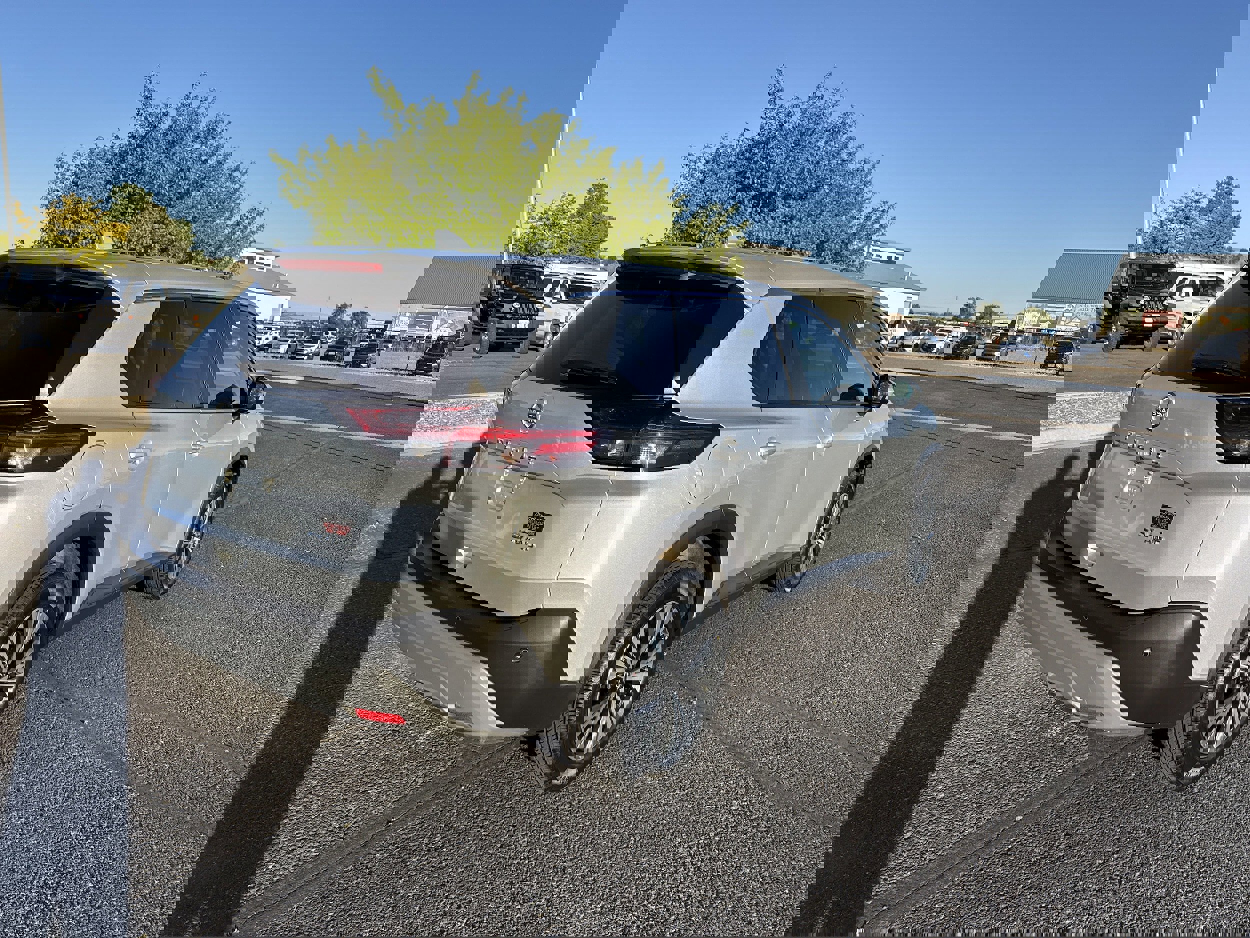 Used 2023 Nissan Rogue SV image 4