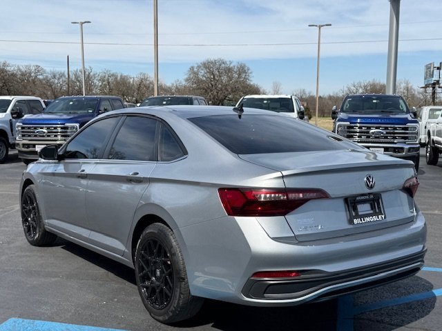 Used 2023 Volkswagen Jetta SE w/ Panoramic Sunroof Package image 3