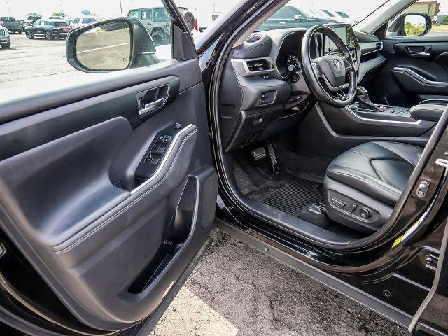 Used 2021 Toyota Highlander XLE AWD/4WD image 35