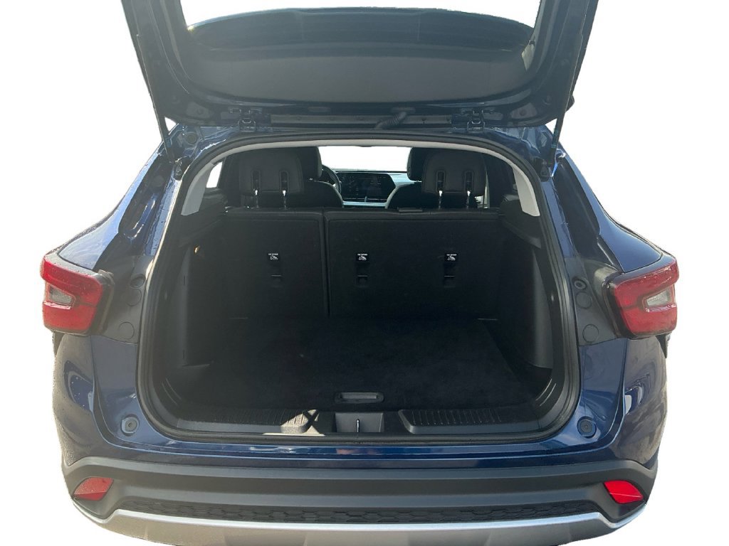Used 2024 Chevrolet Trax LT w/ Sunroof Package FWD image 24