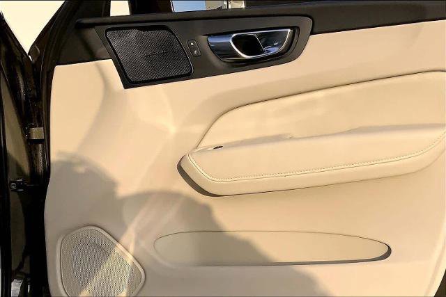 Used 2020 Volvo XC60 T5 Momentum image 23