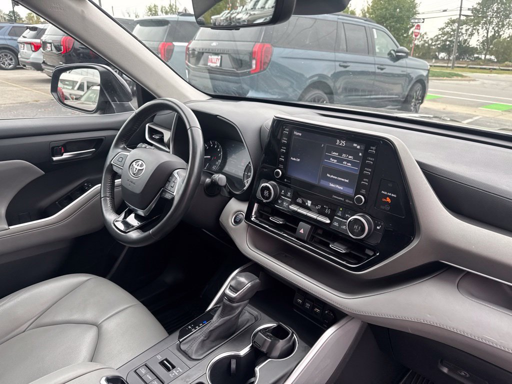 Used 2021 Toyota Highlander XLE AWD/4WD image 37