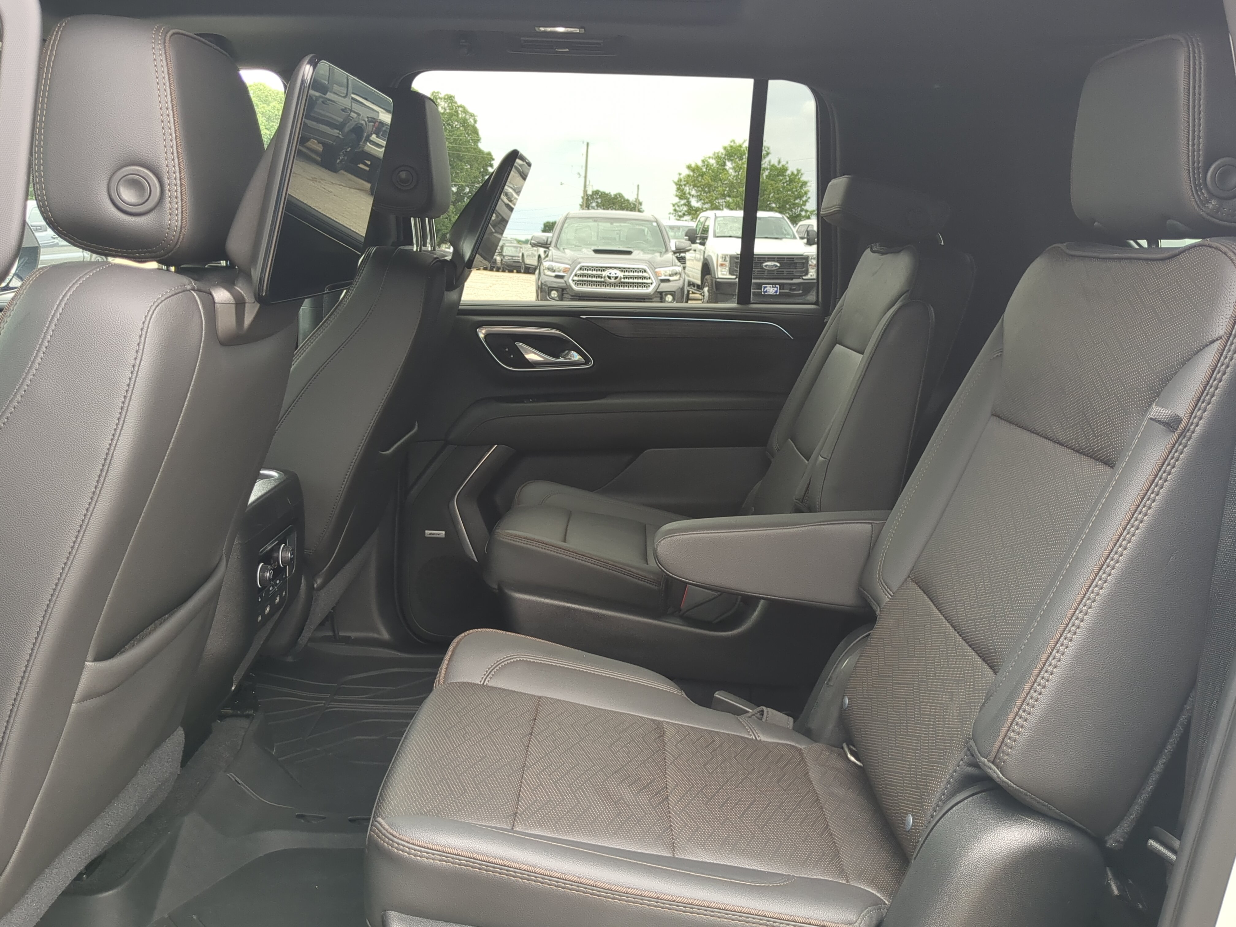 Used 2021 Chevrolet Suburban High Country w/ Premium Package RWD image 12