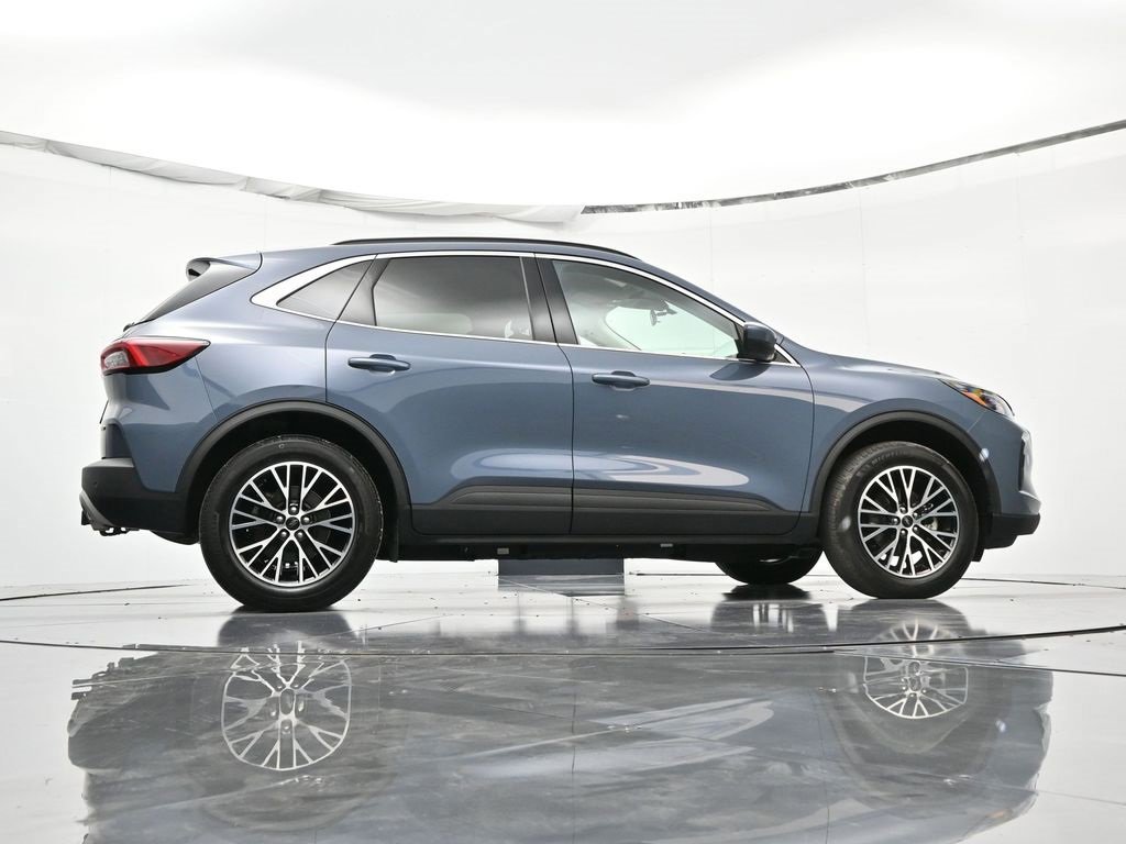 Certified 2025 Ford Escape SE w/ Class II Trailer Tow Package image 18