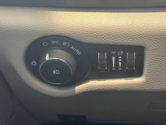 Used 2020 Chrysler Pacifica Touring image 21