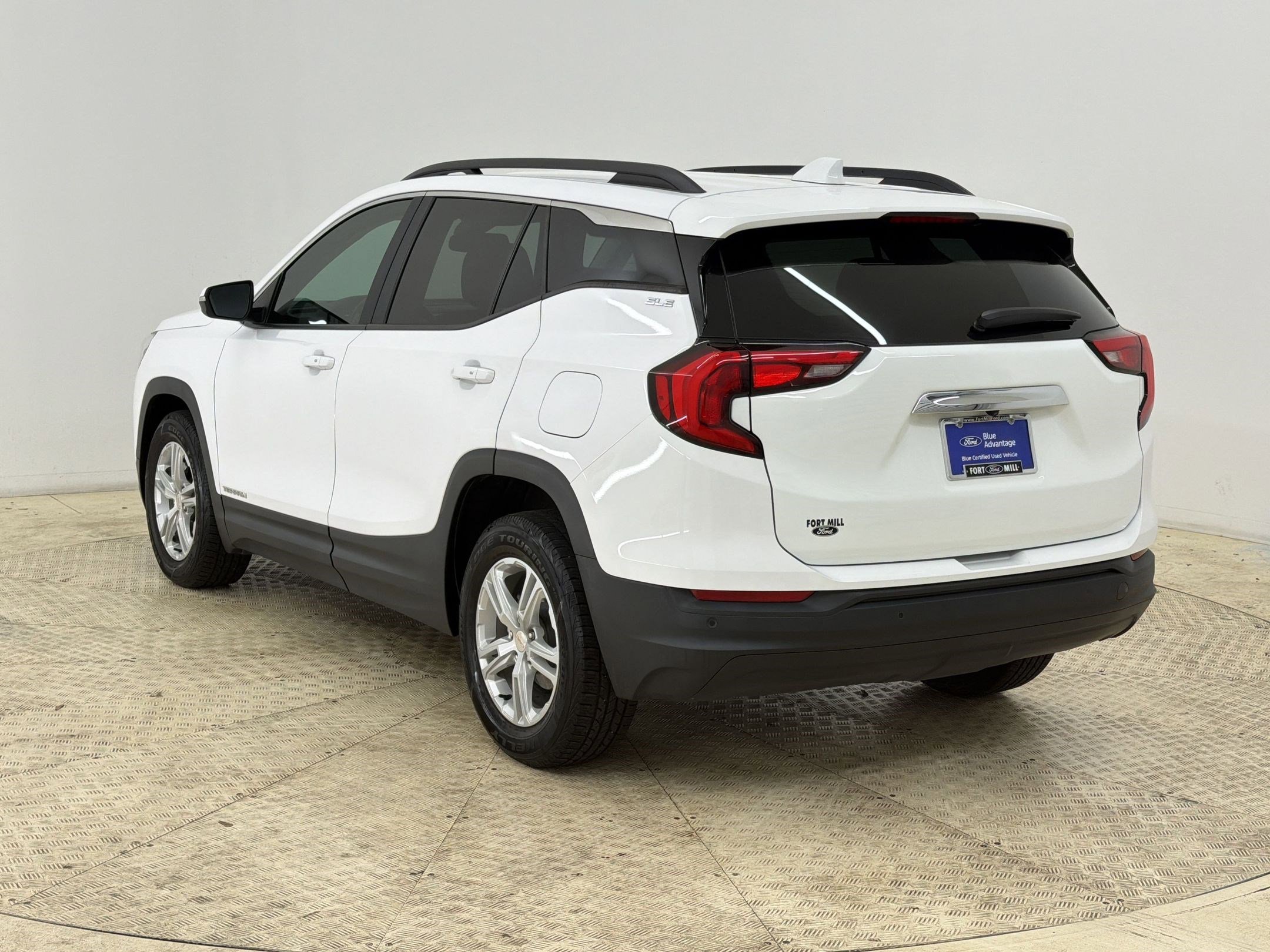 Used 2021 GMC Terrain SLE w/ Driver Convenience Package FWD image 3