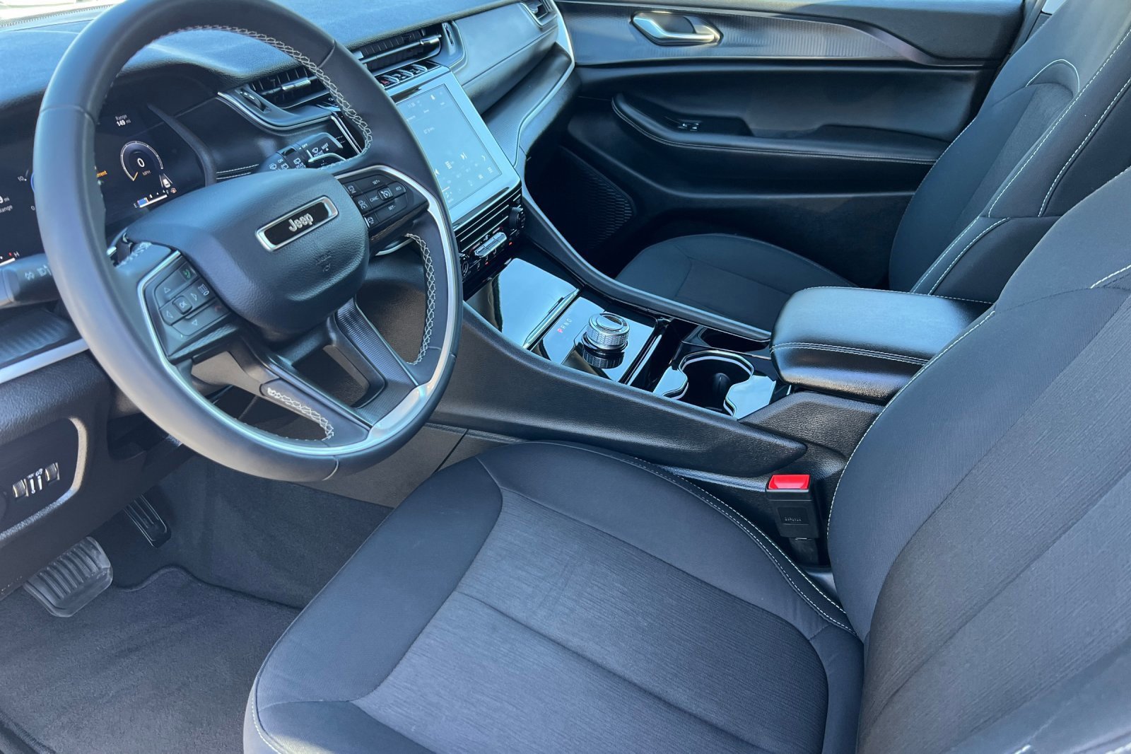 Used 2023 Jeep Grand Cherokee L Laredo image 11