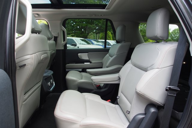 Certified 2025 Ford Expedition Active AWD/4WD image 24