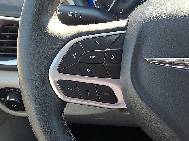 Used 2023 Chrysler Pacifica Touring-L image 21