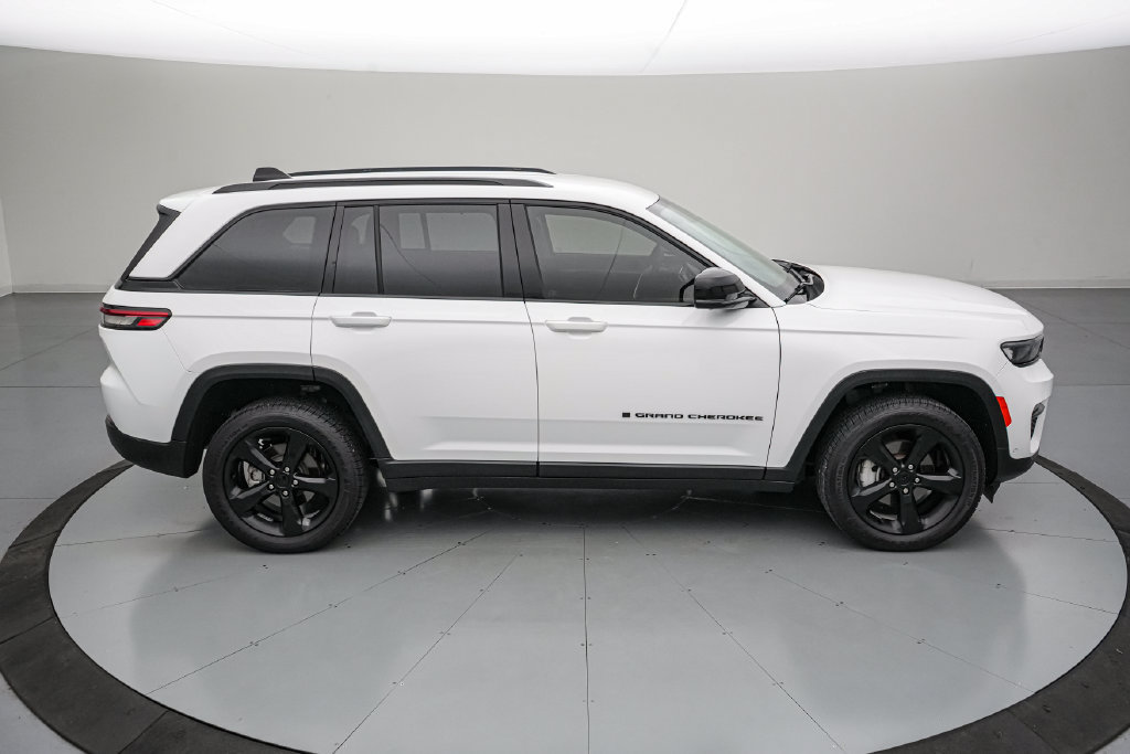 Used 2023 Jeep Grand Cherokee Limited w/ Luxury Tech Group II AWD/4WD image 3