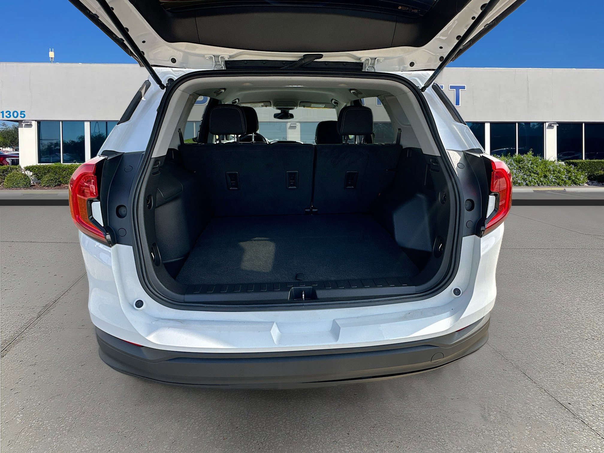 Used 2024 GMC Terrain SLE image 23