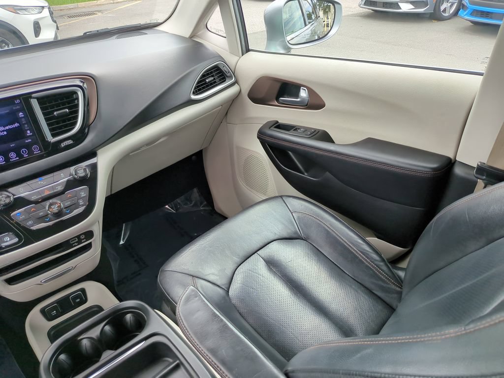 Used 2018 Chrysler Pacifica Touring-L FWD image 18