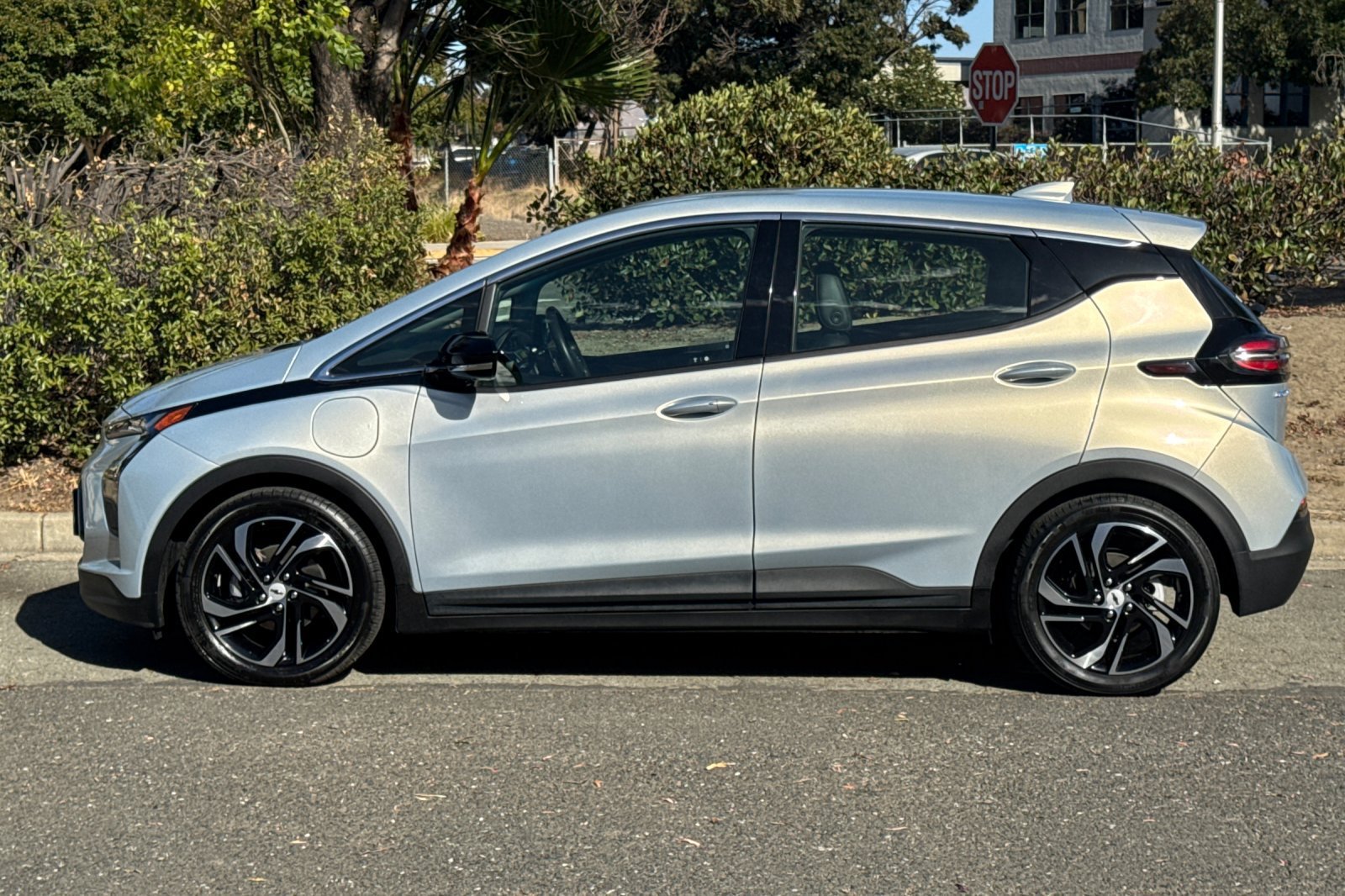 Used 2023 Chevrolet Bolt LT w/ Infotainment Package FWD image 7
