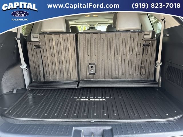 Used 2023 Toyota Highlander XLE AWD/4WD image 16