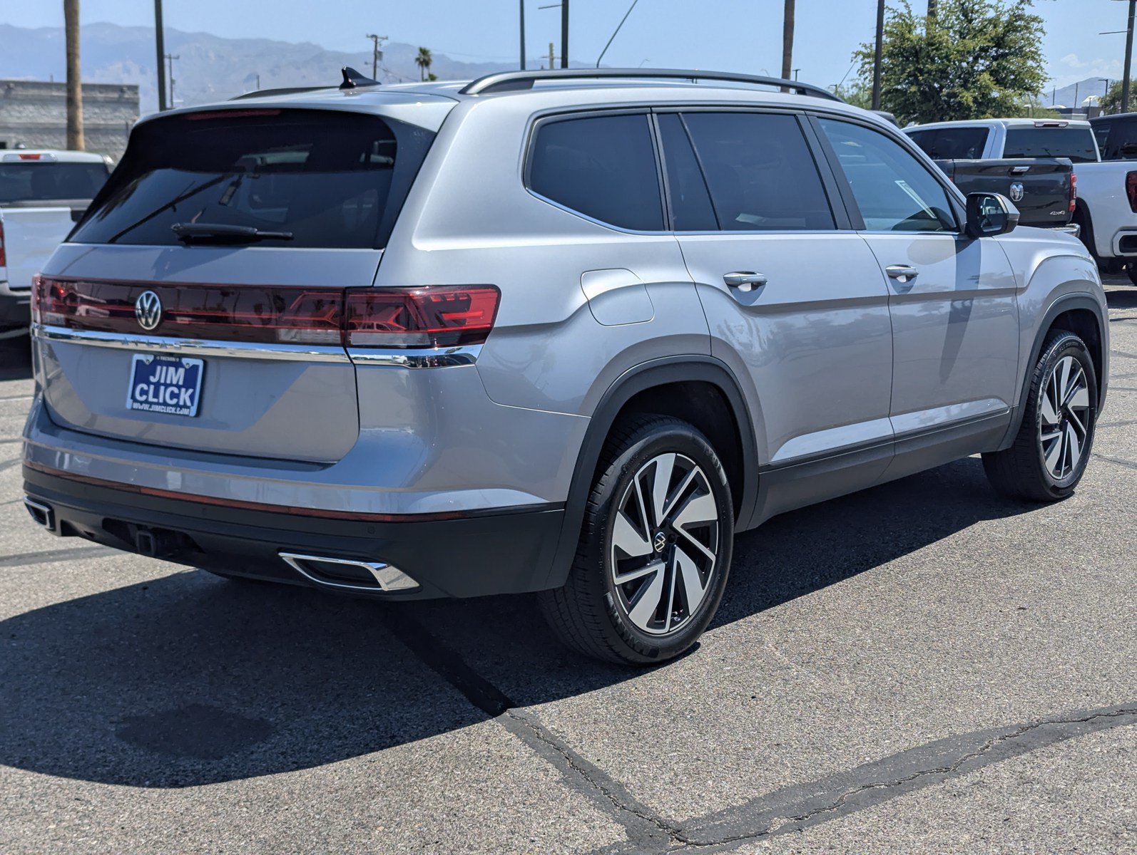 Used 2024 Volkswagen Atlas SE FWD image 2