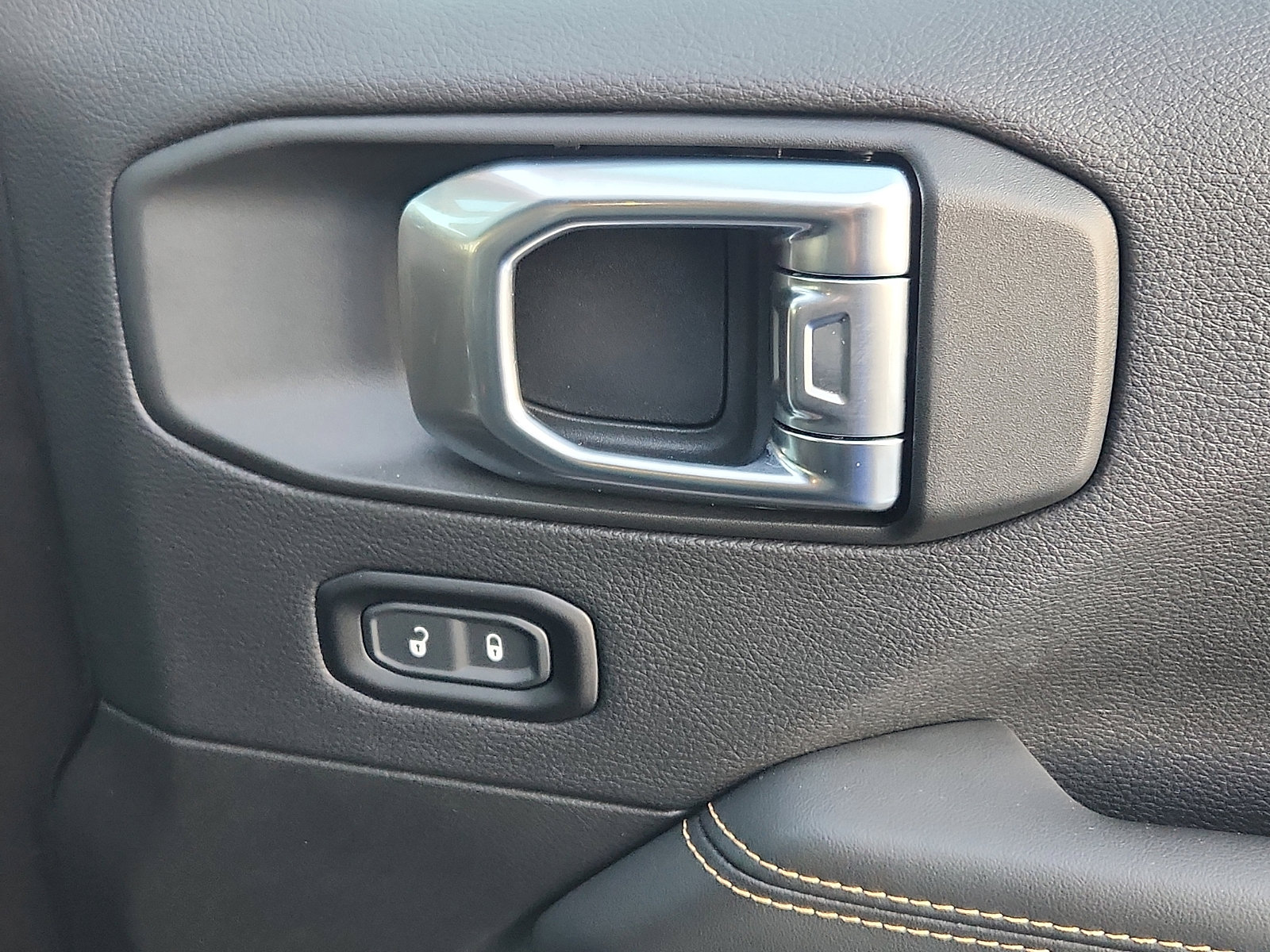 Used 2025 Jeep Wrangler Unlimited Sahara w/ Safety Group image 35