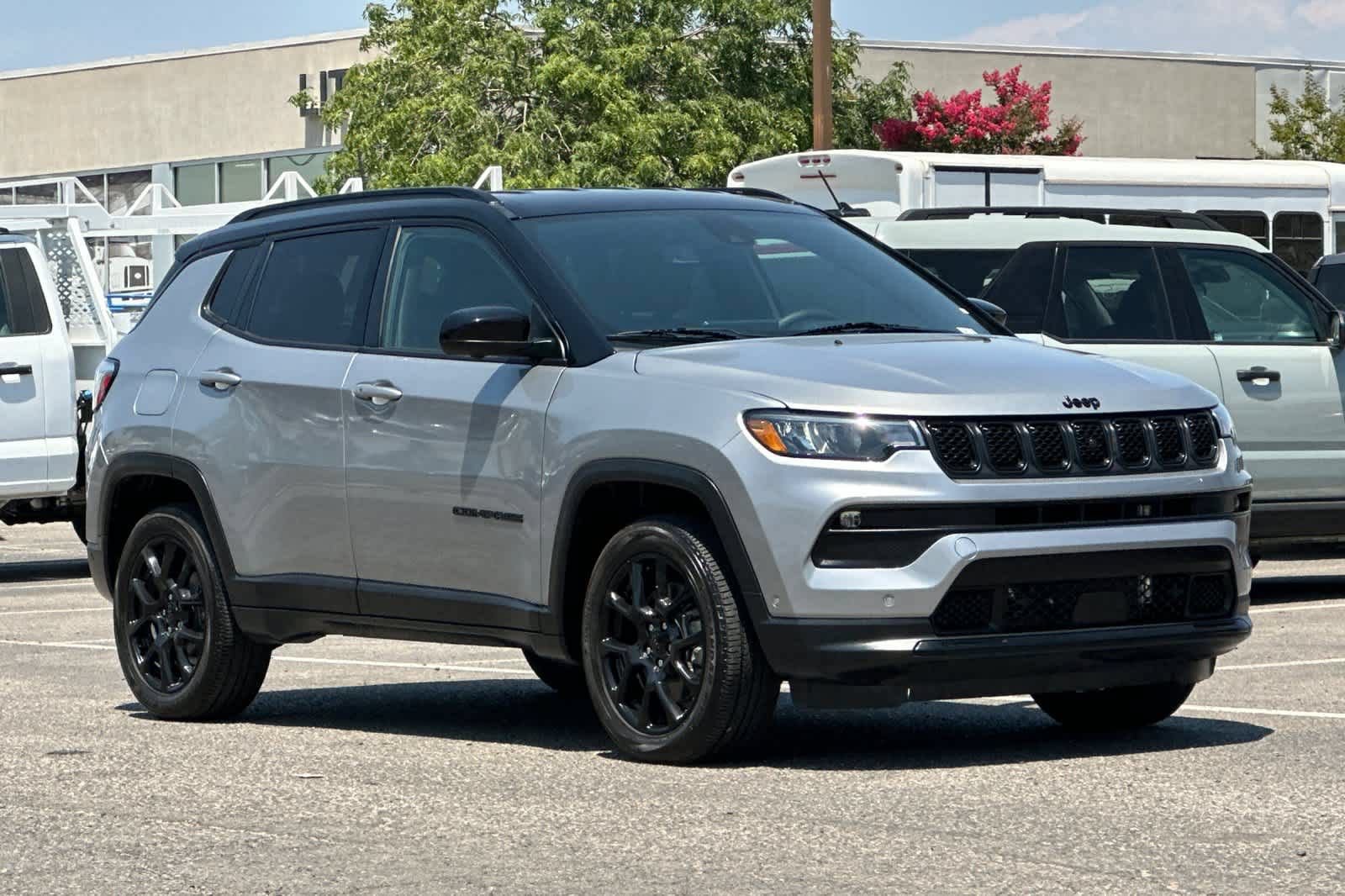 Used 2023 Jeep Compass Latitude w/ Convenience Group AWD/4WD image 9